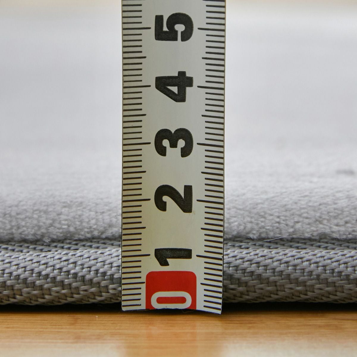 厚みを計測している様子