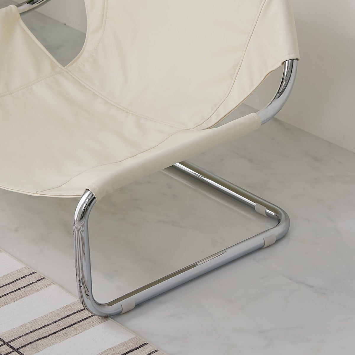 スチール脚のアップ