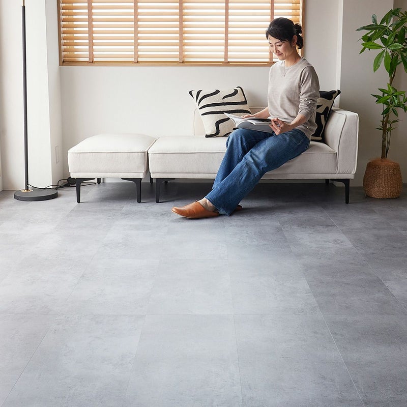 フロム モルタルグレー ソファでくつろぐ姿