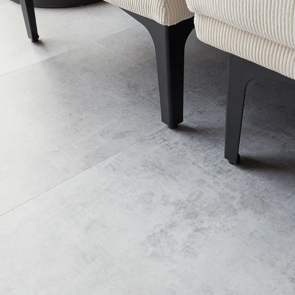 フロム モルタルグレー ソファの脚