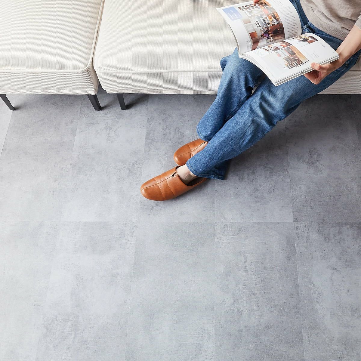 フロム モルタルグレー ソファでくつろぐ姿の俯瞰