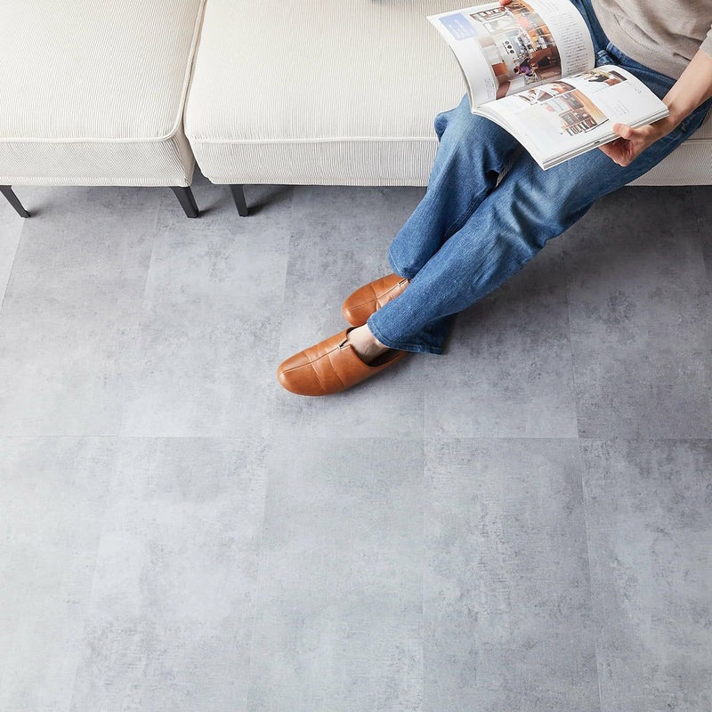 フロム モルタルグレー ソファでくつろぐ姿の俯瞰