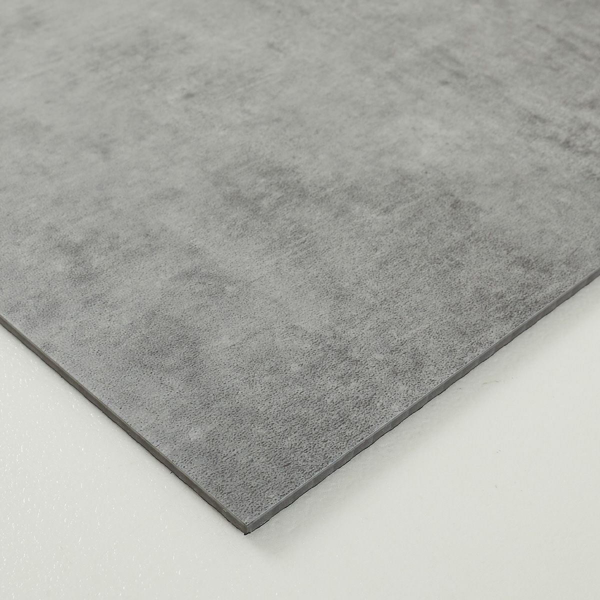 フロム モルタルグレー 厚みが分かるアップの画像