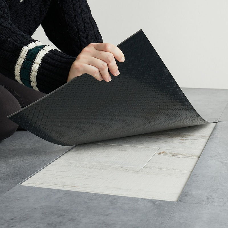 フロム モルタルグレー フロアタイルを敷く様子