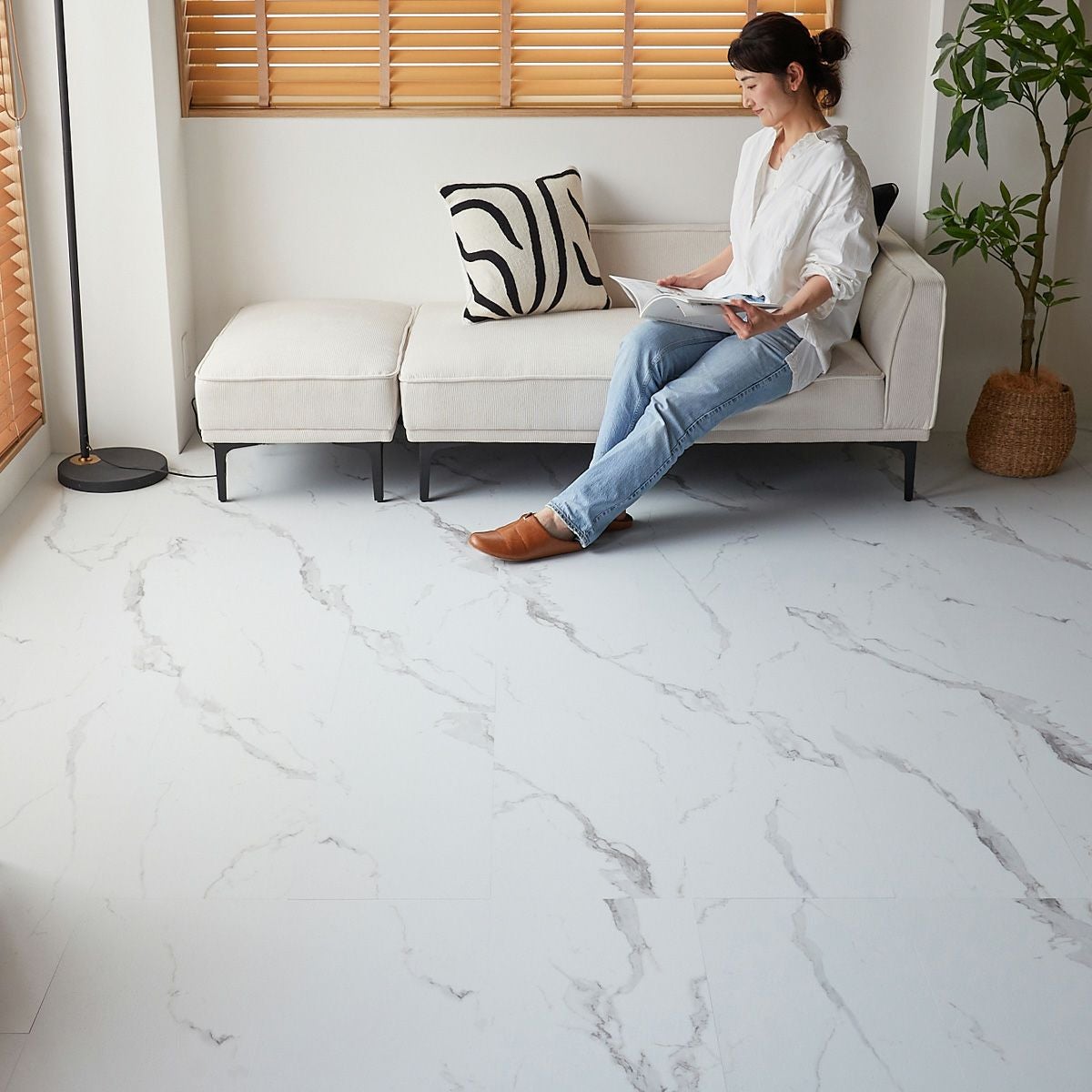 フロム ホワイトマーブル ソファでくつろぐ姿