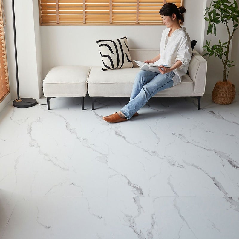 フロム ホワイトマーブル ソファでくつろぐ姿