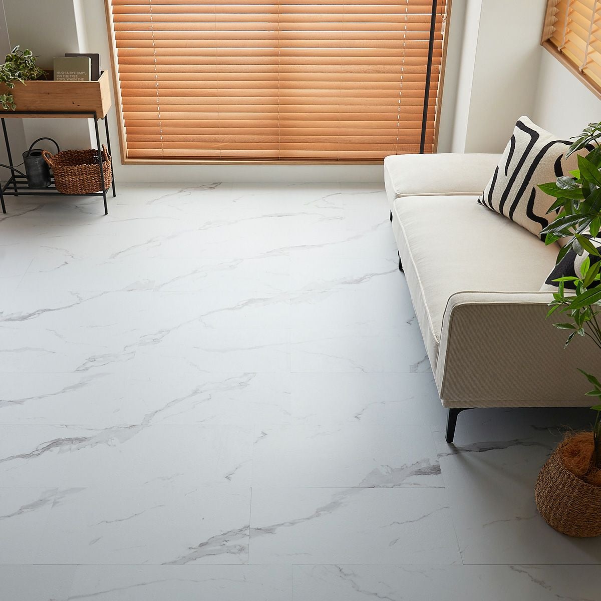 フロム ホワイトマーブル 部屋一部