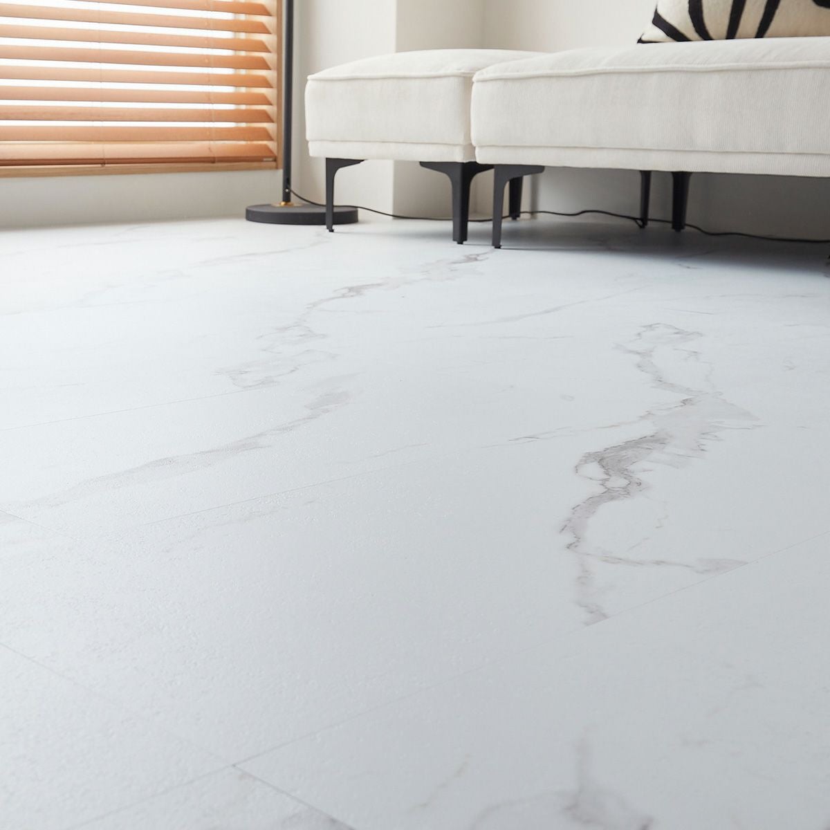 フロム ホワイトマーブル 床からの煽り
