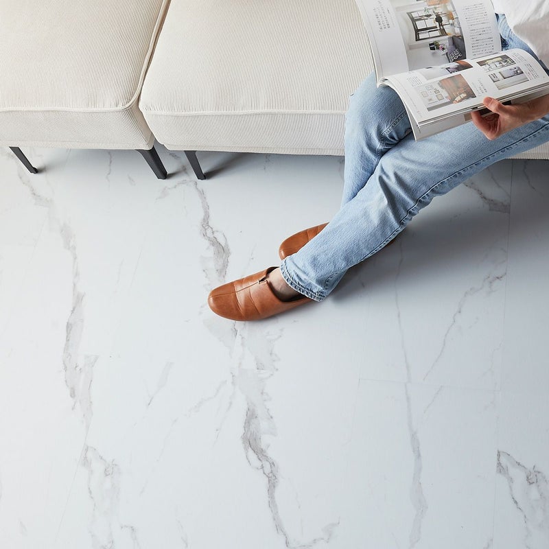 フロム ホワイトマーブル ソファでくつろぐ姿の俯瞰