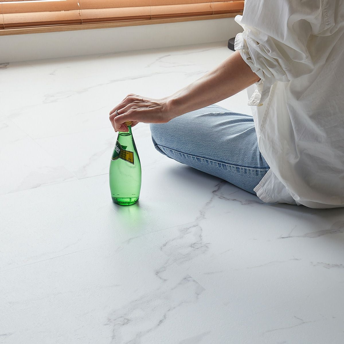 フロム ホワイトマーブル 部屋でくつろぐ画像