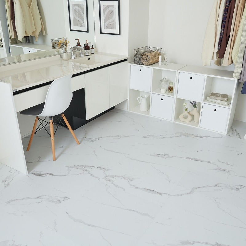 フロム ホワイトマーブル 部屋の一角の画像