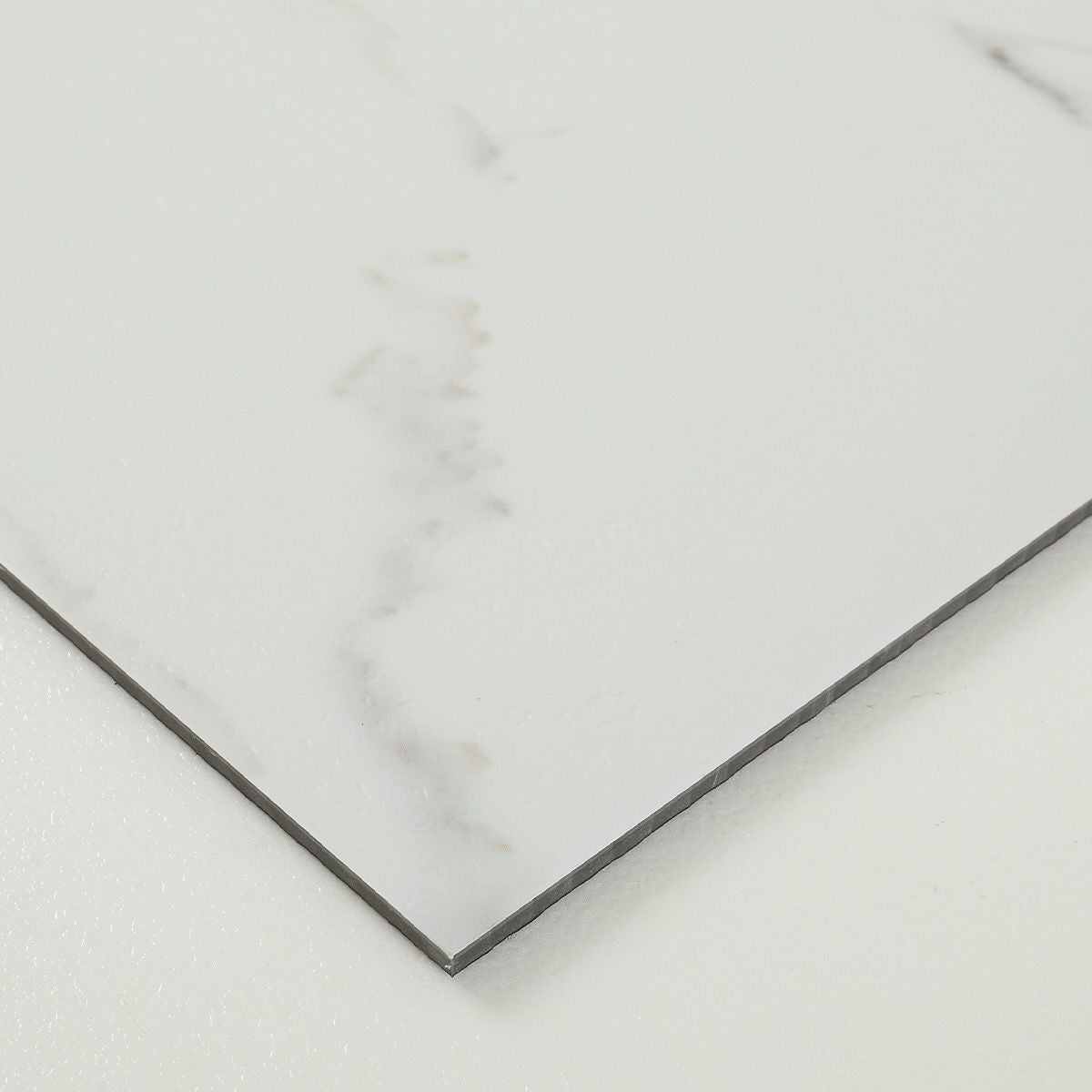 フロム ホワイトマーブル 厚みが分かるアップの画像