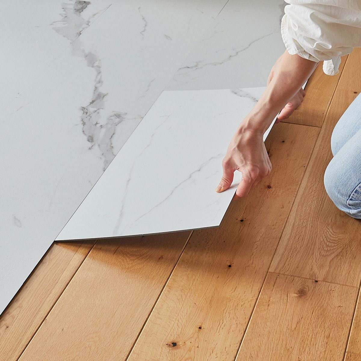 フロム ホワイトマーブル フロアタイルを敷く様子