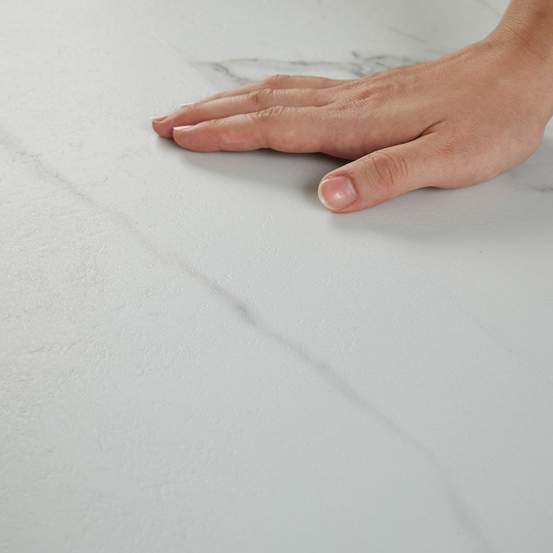 フロム ホワイトマーブル 撫でる様子