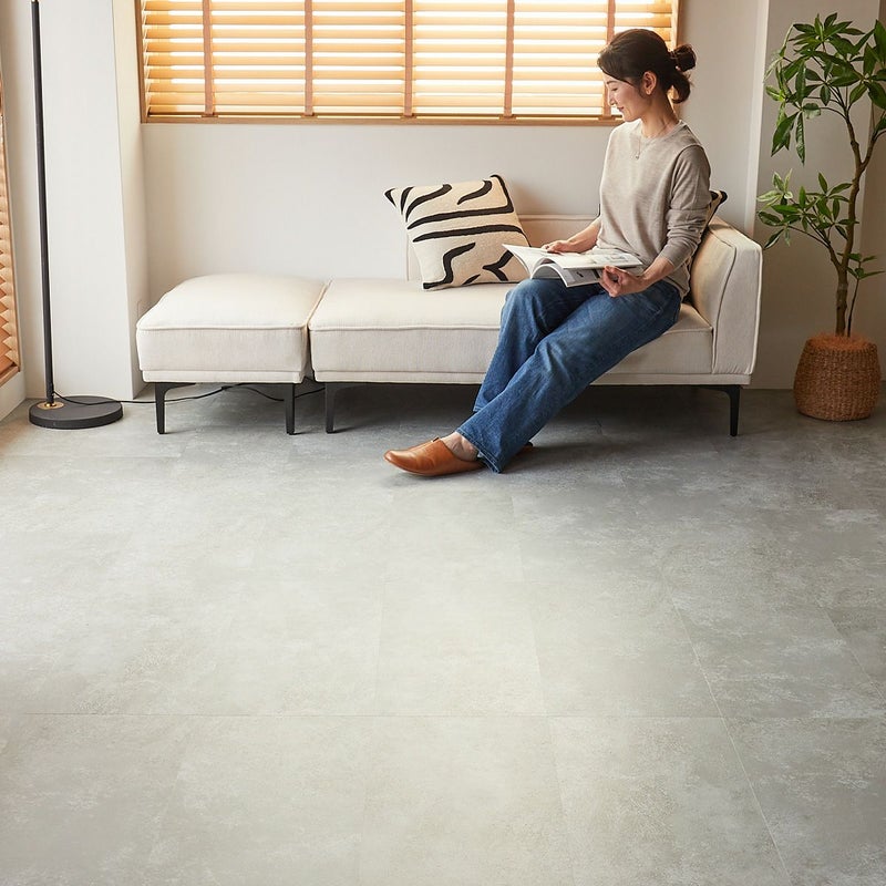 フロム ラフグレージュ ソファでくつろぐ姿