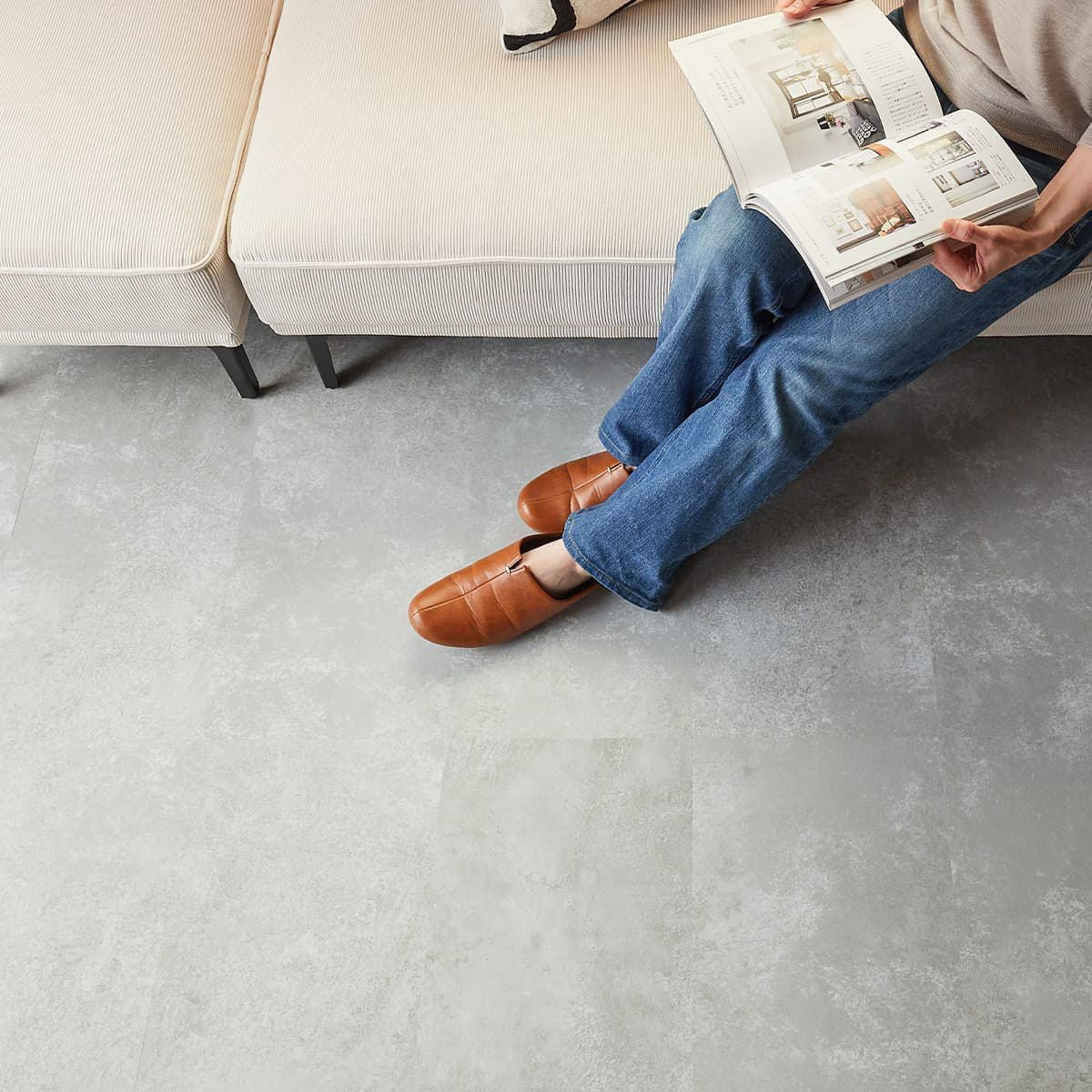 フロム ラフグレージュ ソファでくつろぐ姿の俯瞰