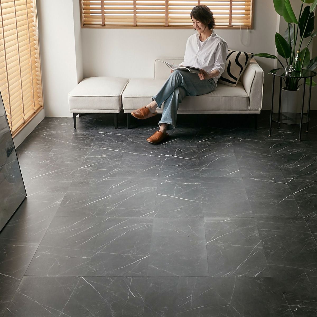 フロム　ブラックマーブル ソファでくつろぐ姿