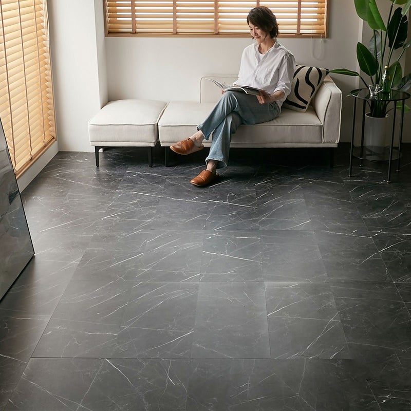 フロム　ブラックマーブル ソファでくつろぐ姿