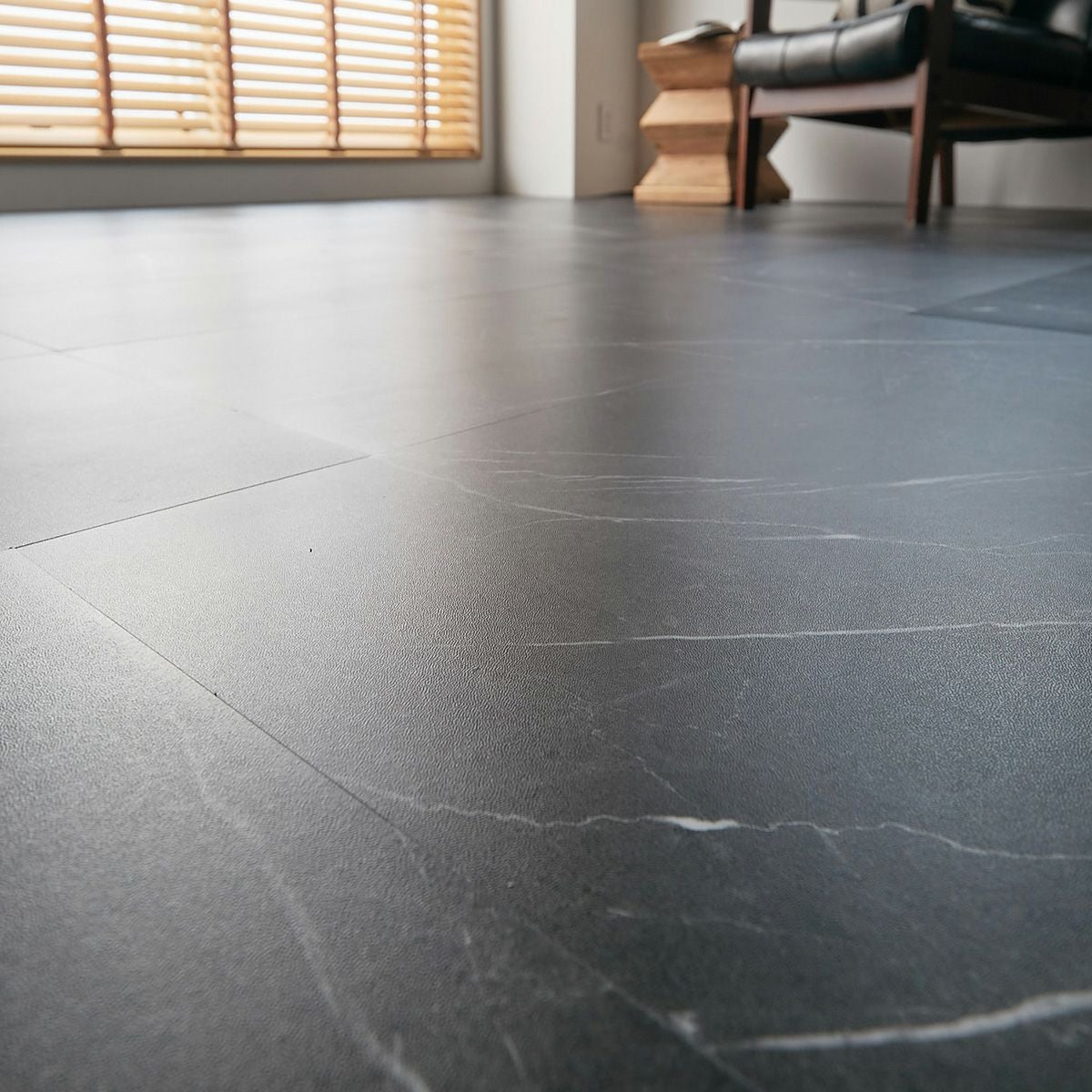 フロム　ブラックマーブル 床からの煽り