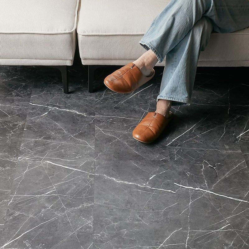 フロム　ブラックマーブル ソファでくつろぐ姿の俯瞰