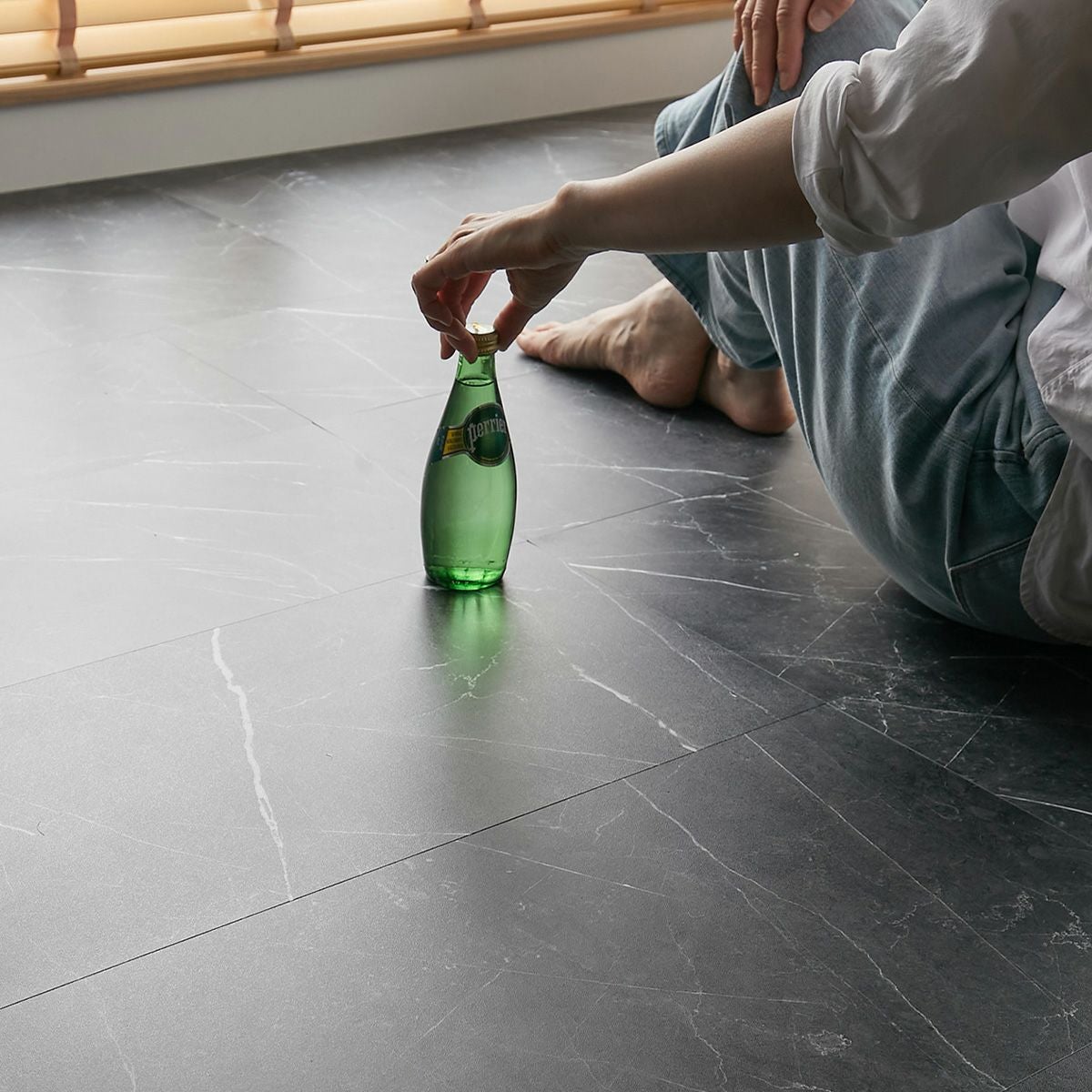 フロム ブラックマーブル 部屋でくつろぐ画像