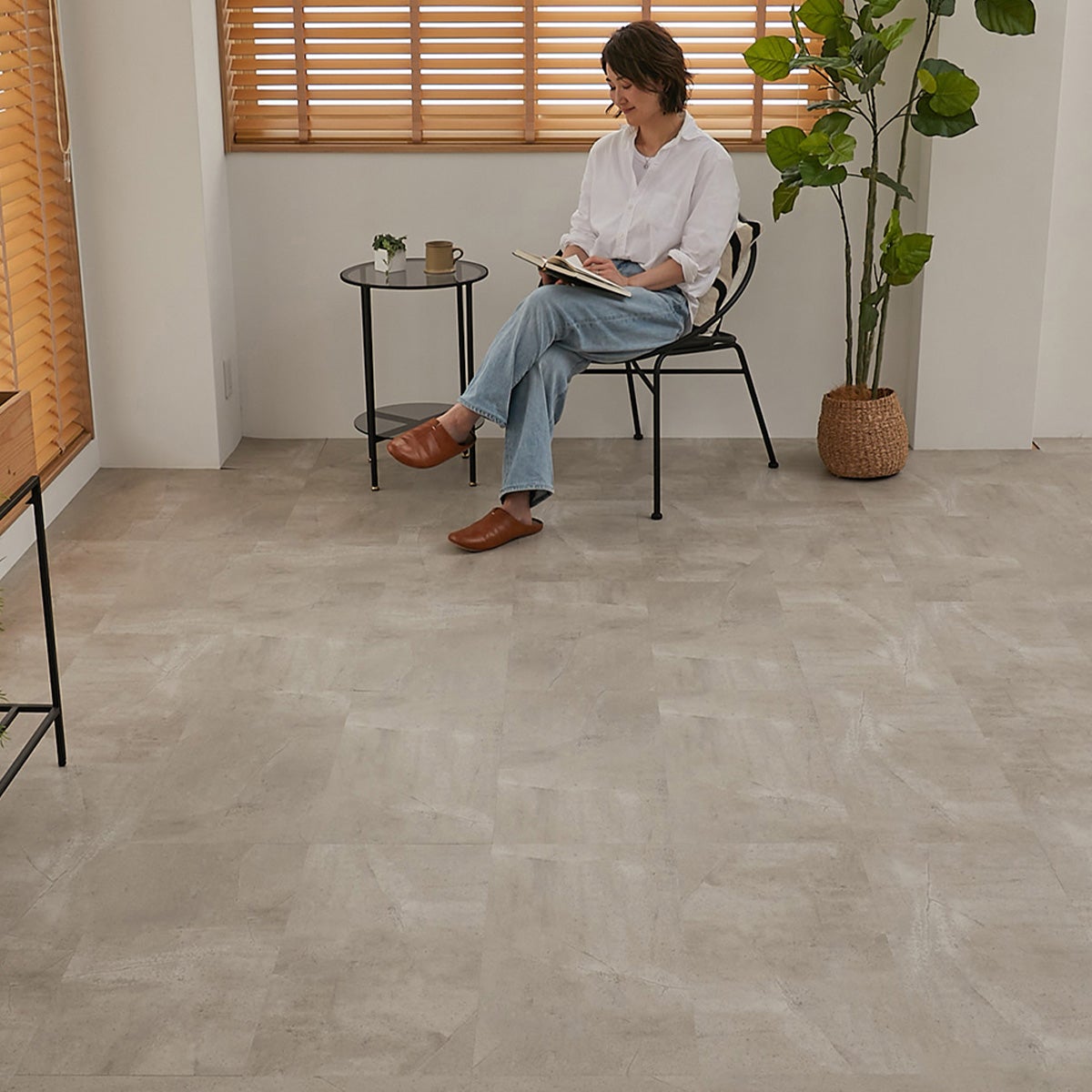 フロム ケーブグレージュ ソファでくつろぐ姿