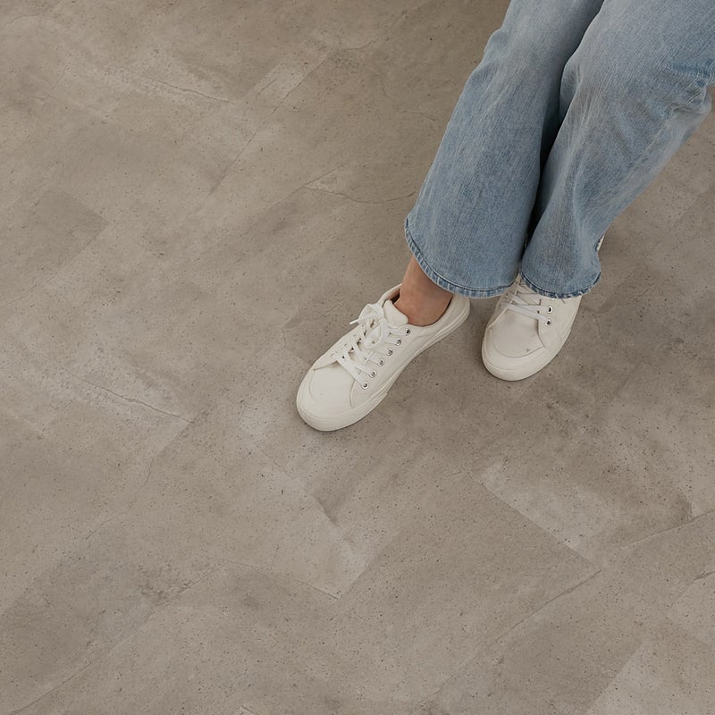 フロム ケーブグレージュ ソファでくつろぐ姿の俯瞰