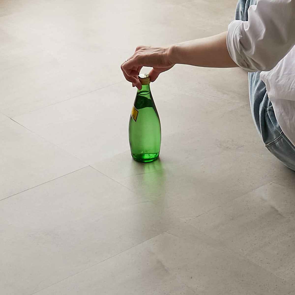 フロム ケーブグレージュ 床の上でくつろぐ様子