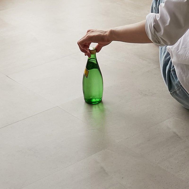 フロム ケーブグレージュ 床の上でくつろぐ様子