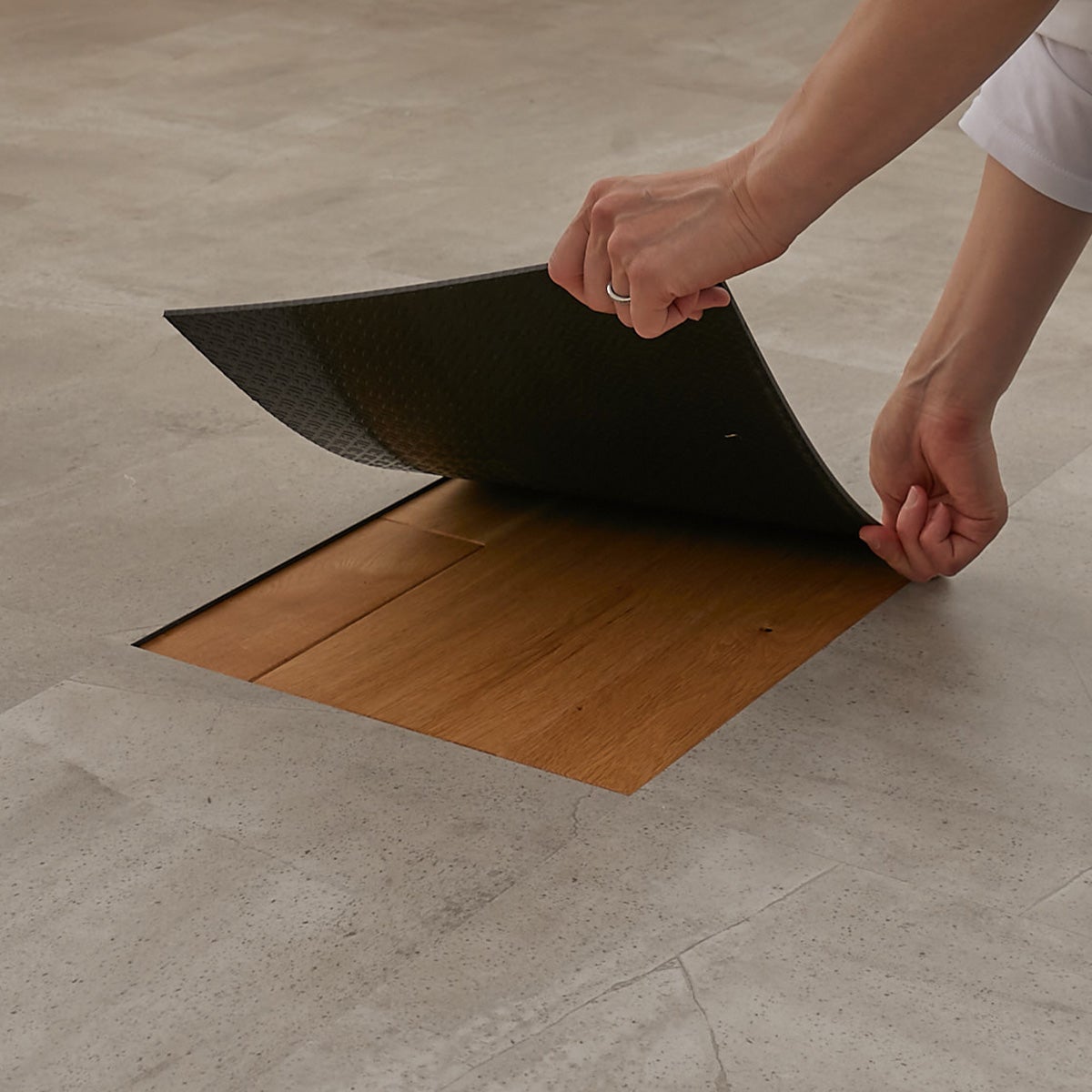 フロム  ケーブグレージュ フロアタイルを敷く様子