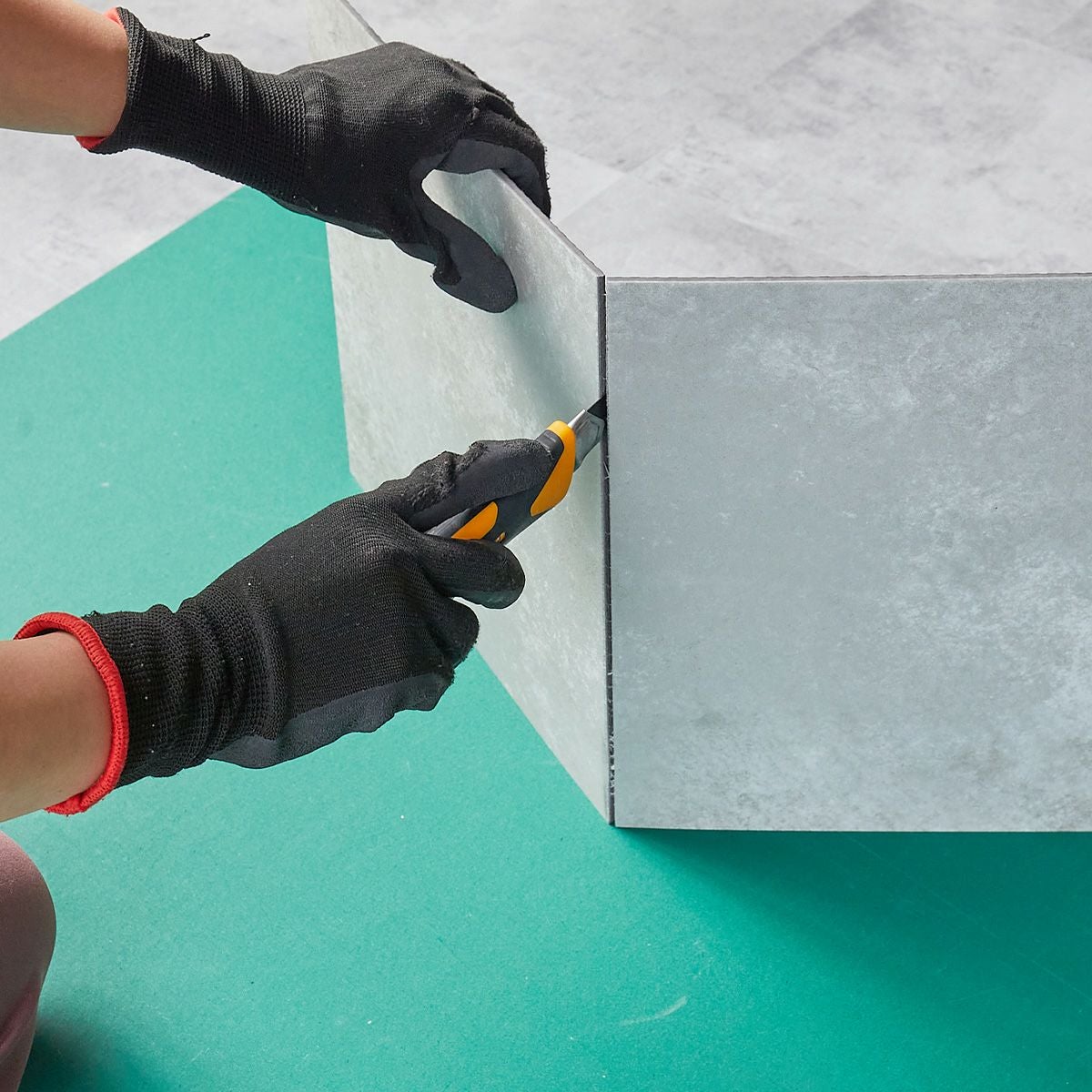 フロム  ケーブグレージュ カッターで切る様子