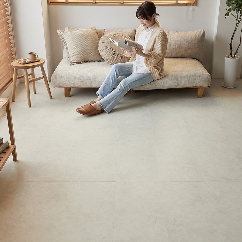 フロム グレイッシュベージュ ソファでくつろぐ姿