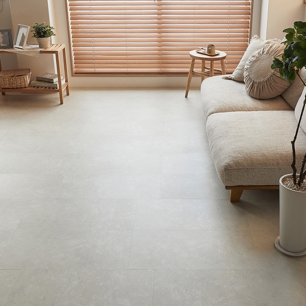 フロム グレイッシュベージュ 部屋一部