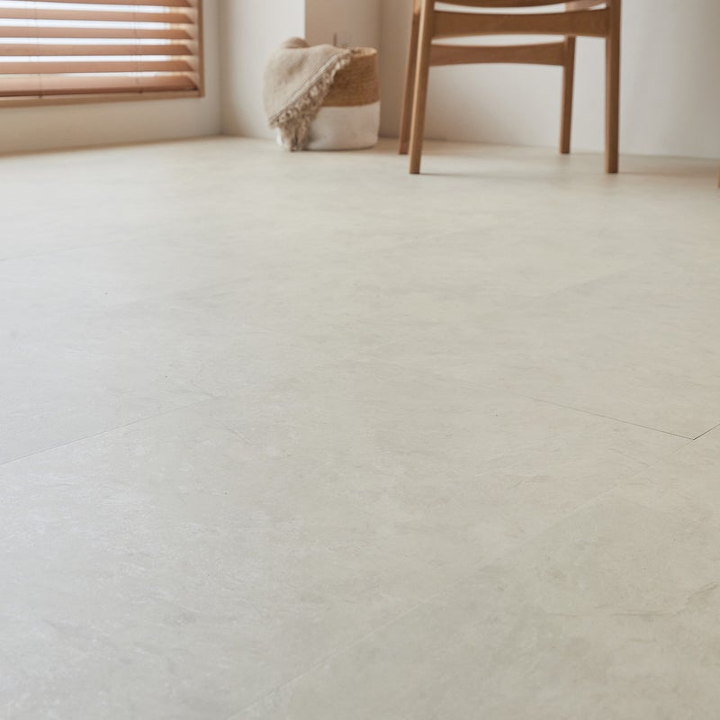 フロム グレイッシュベージュ 床からの煽り