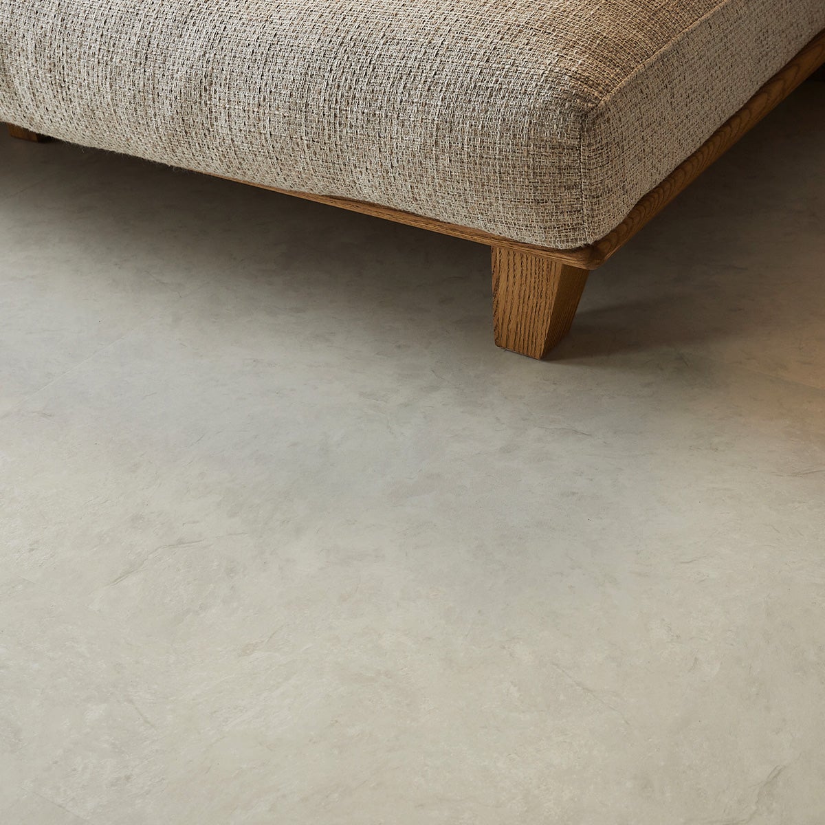 フロム グレイッシュベージュ ソファの脚