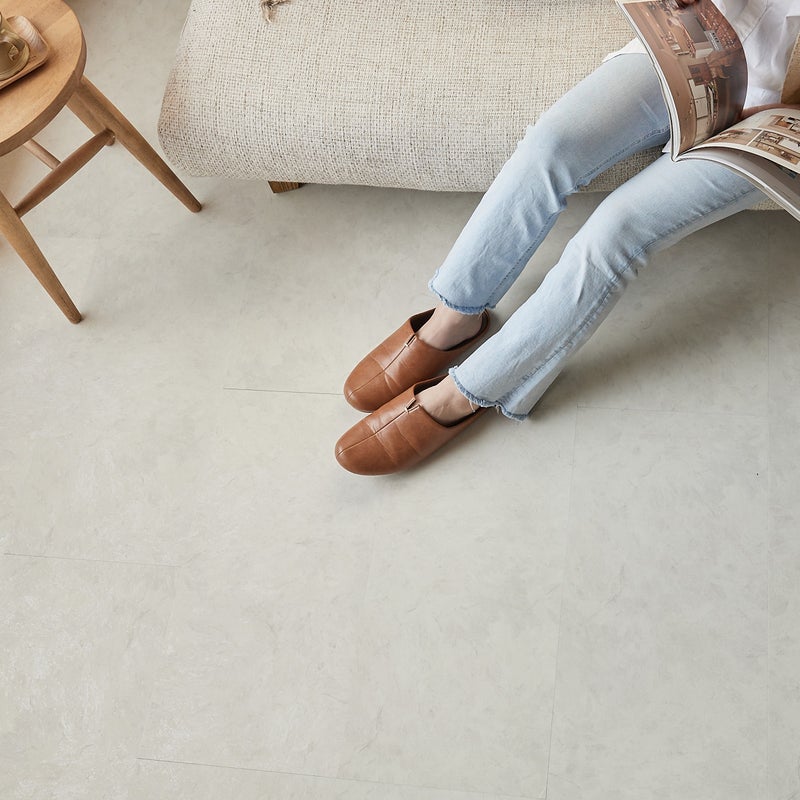 フロム グレイッシュベージュ ソファでくつろぐ姿の俯瞰