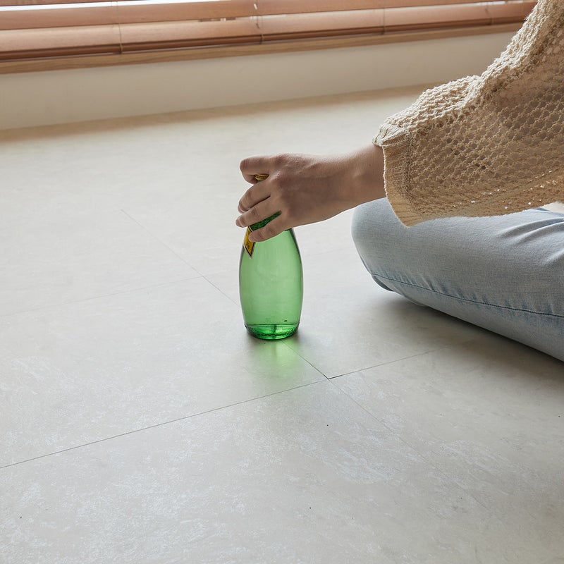 フロム グレイッシュベージュ 床の上でくつろぐ様子