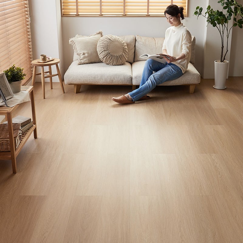 フロム ナチュラルウッド ソファでくつろぐ姿