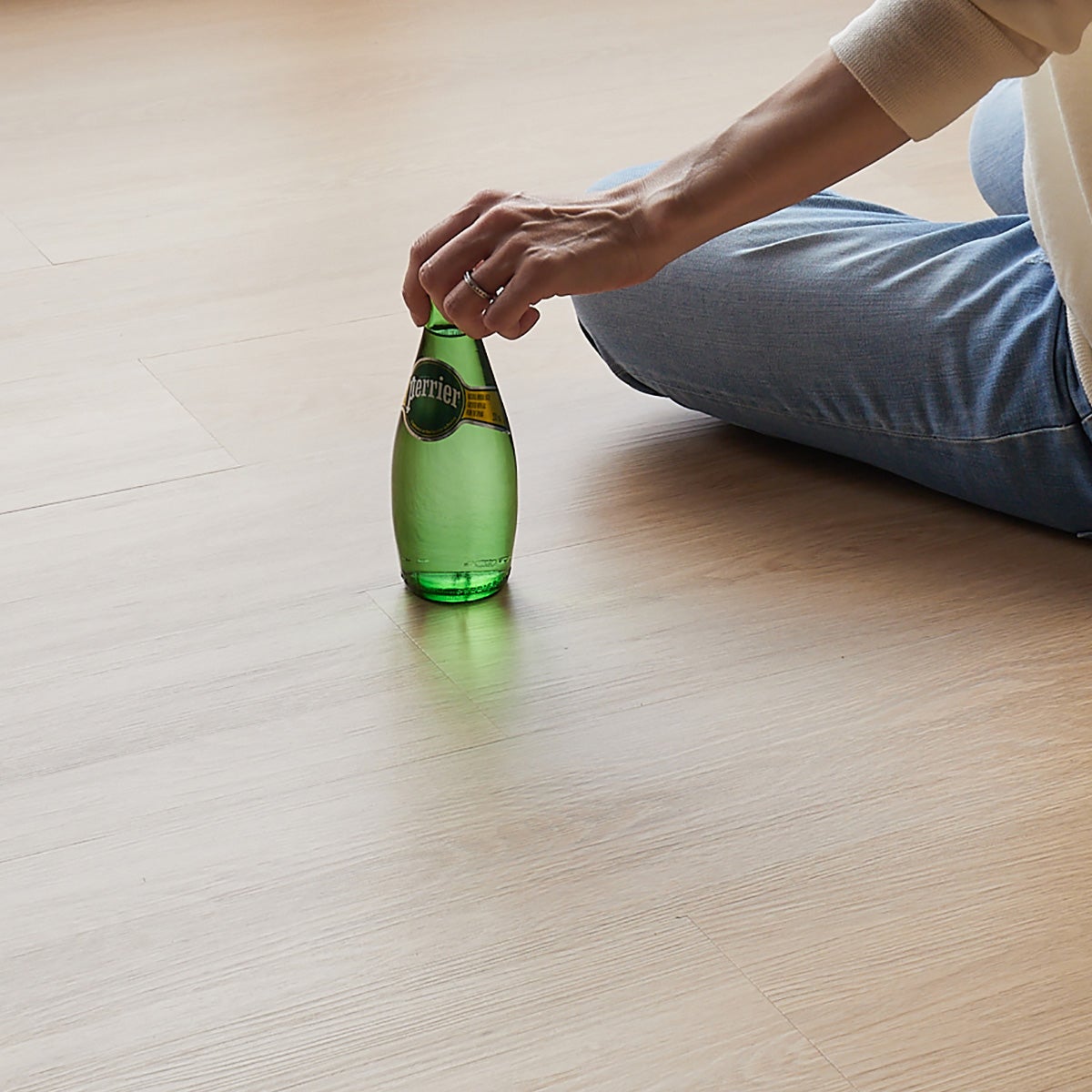 フロム ホワイトマーブル 部屋でくつろぐ画像