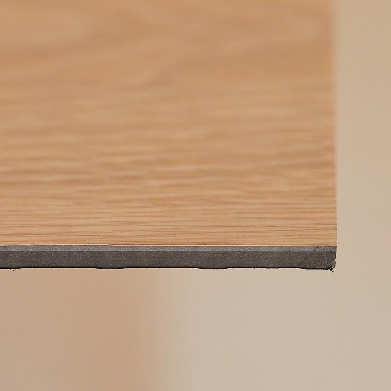 フロム ナチュラルウッド フロアタイルを敷く様子