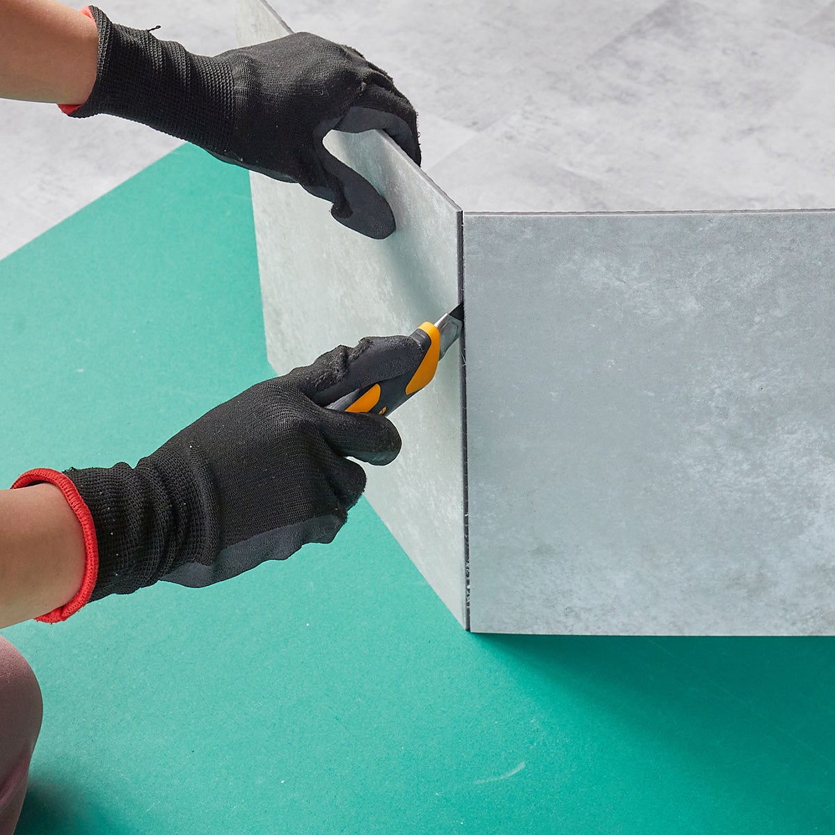 フロム  ナチュラルウッド カッターで切る様子