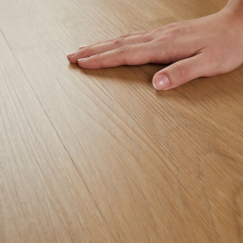 フロム ナチュラルウッド 撫でる様子