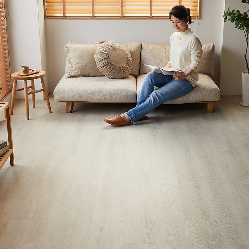 フロム ホワイトウッド ソファでくつろぐ姿