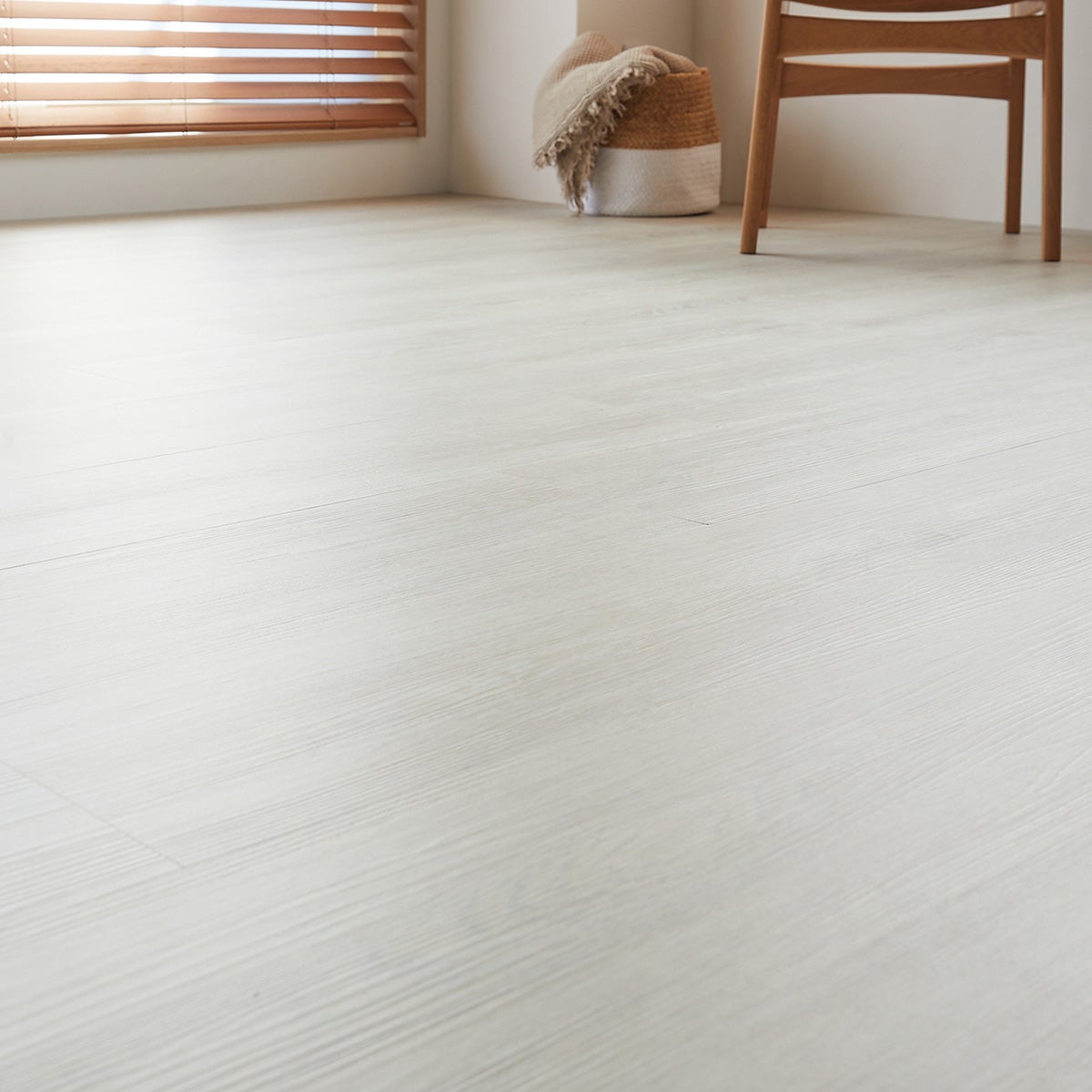 フロム ホワイトウッド 床からの煽り