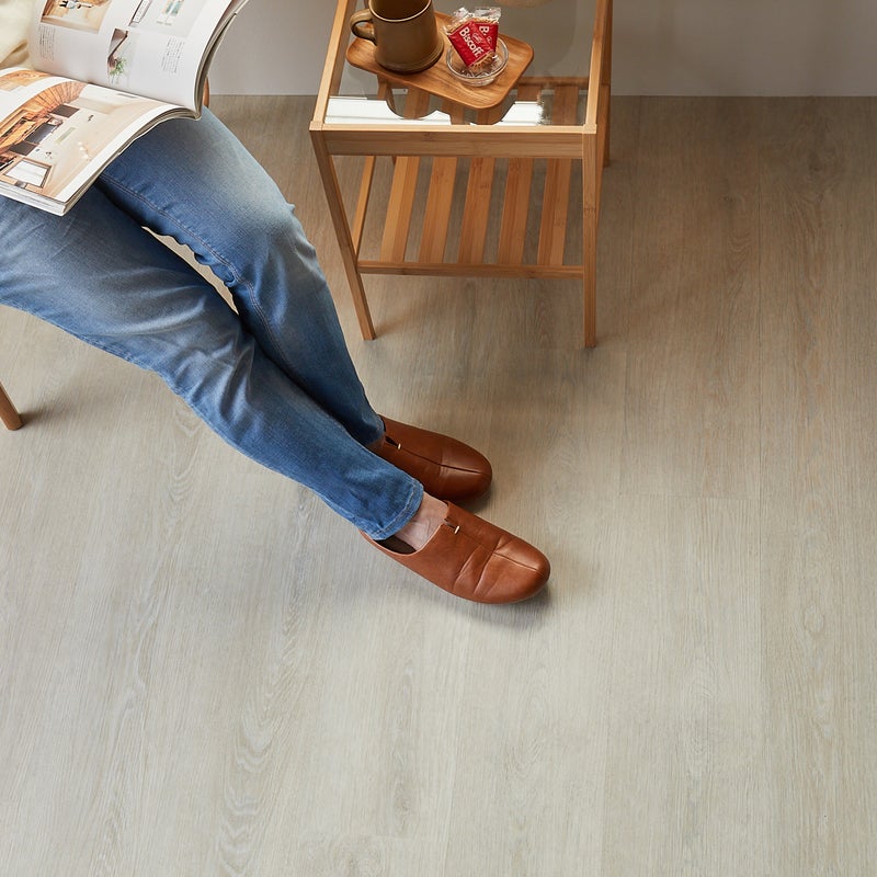 フロム ホワイトウッド 椅子に座ってくつろぐ姿の俯瞰