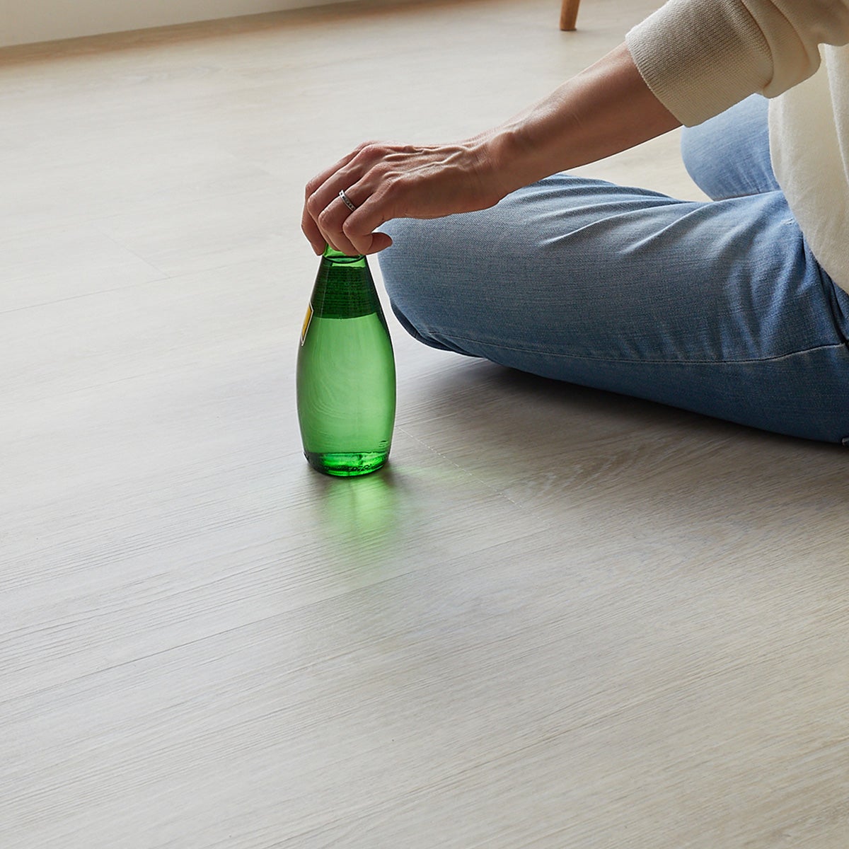 フロム ホワイトウッド 部屋でくつろぐ画像