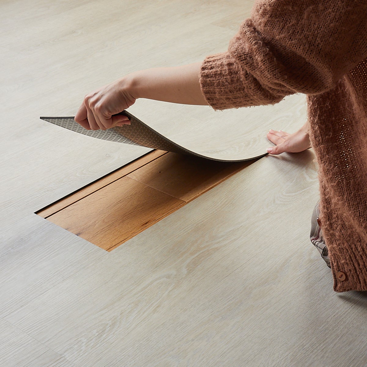 フロム ホワイトウッド フロアタイルを敷く様子