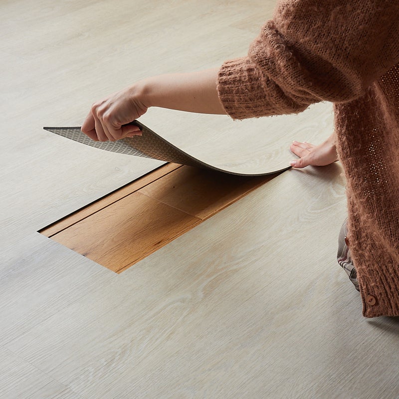 フロム ホワイトウッド フロアタイルを敷く様子