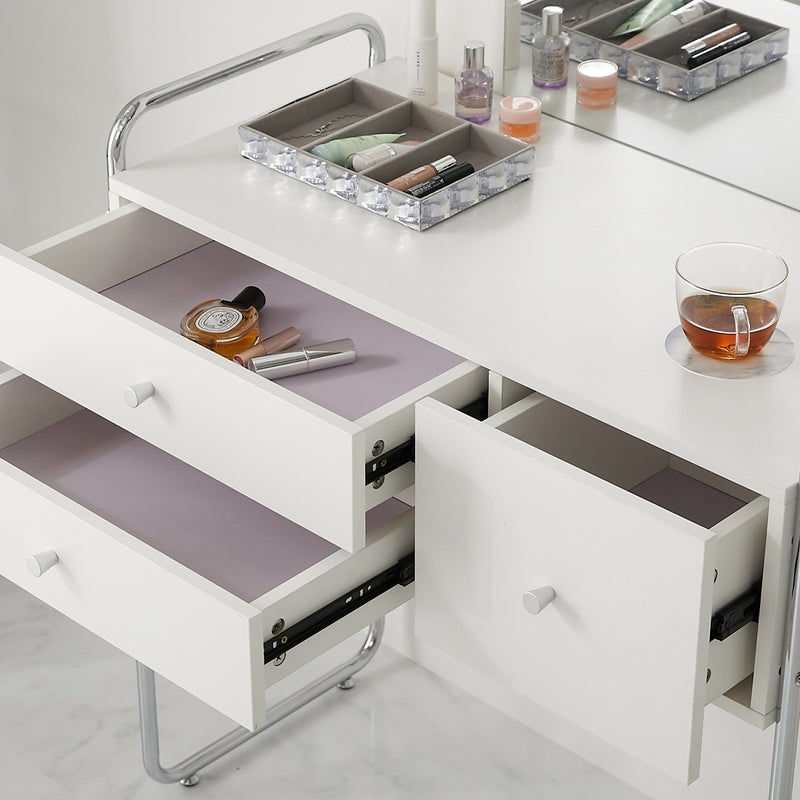 3段の引き出しを開けているところ