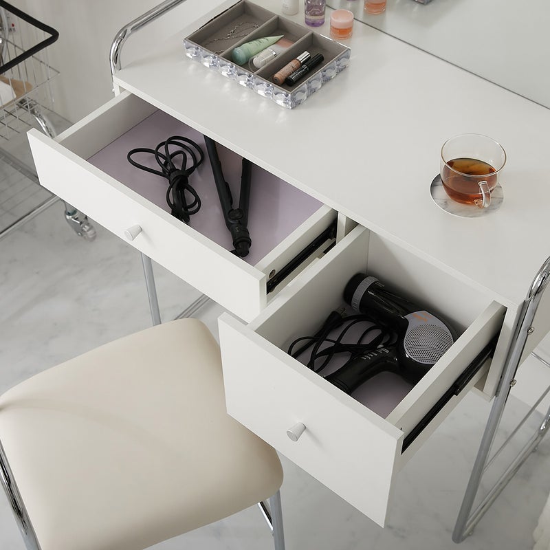 引き出しの中にヘアアイロンなどが収納されているところ